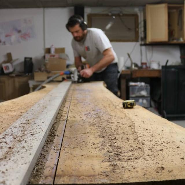 Artisan menuisier à l'oeuvre