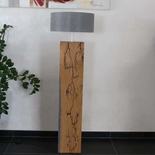 lampe en chêne, résine époxy bleue phosphorescente et gravures de Lichtenberg