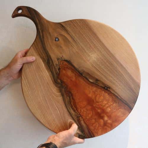 planche de présentation à fromages en noyer résine époxy cuivre ronde