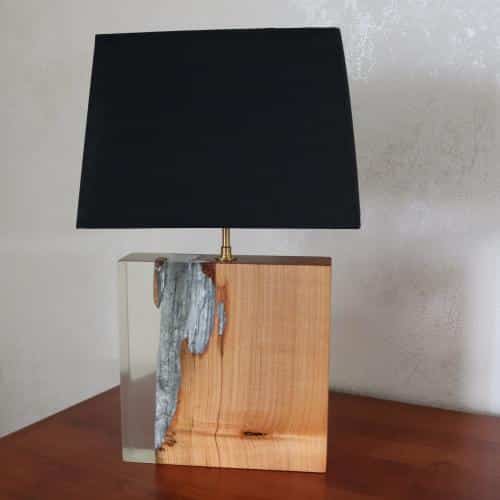 lampe en bois de merisier, résine epoxy transparente et feuilles d'argent sur la tranche