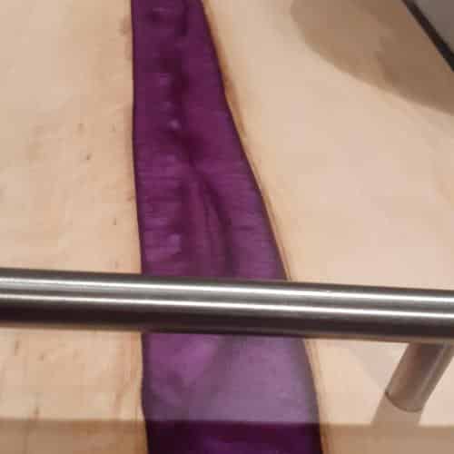 planche de présentation à fromages rectangulaire avec anses, en bois de charme et résine époxy violette