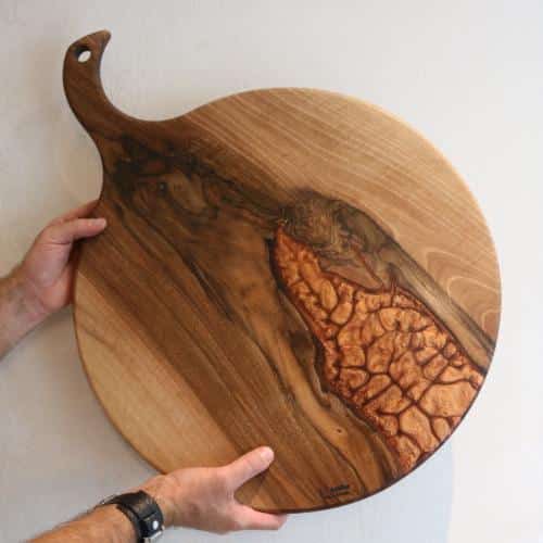 planche de présentation à fromages en noyer résine époxy cuivre ronde