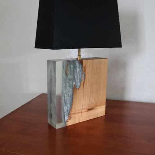 lampe en bois de merisier, résine epoxy transparente et feuilles d'argent sur la tranche