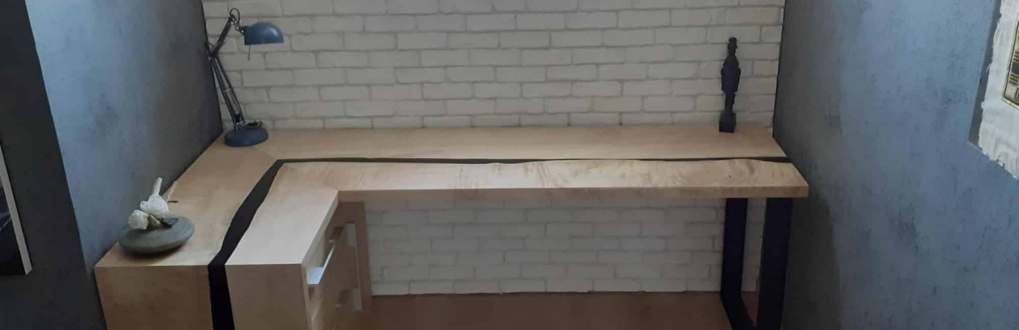 bureau en bois et résine époxy noire