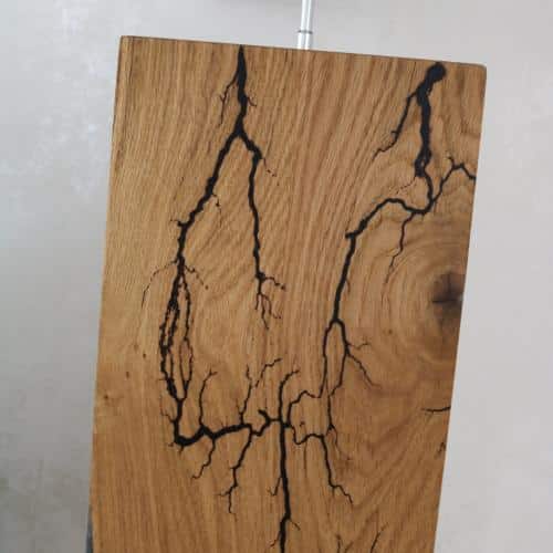 lampe en chêne, résine époxy bleue phosphorescente et gravures de Lichtenberg