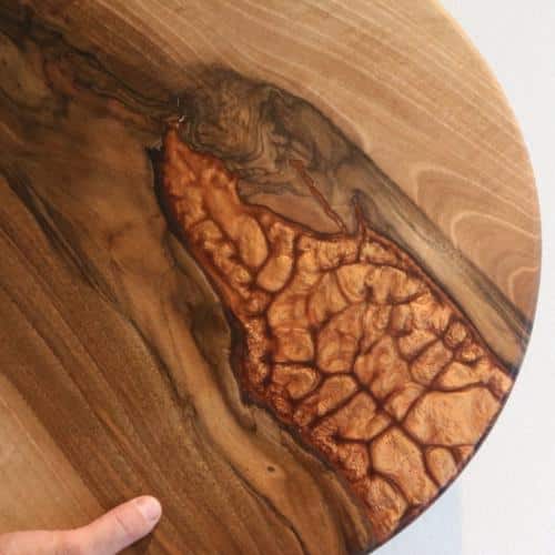 planche de présentation à fromages en noyer résine époxy cuivre ronde