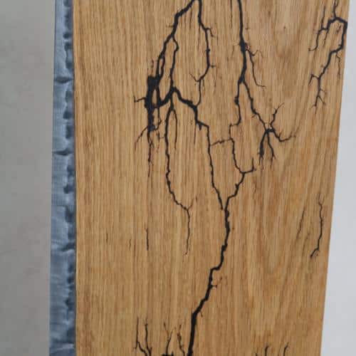 lampe en chêne, résine époxy bleue phosphorescente et gravures de Lichtenberg