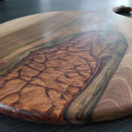 planche de présentation à fromages en noyer résine époxy cuivre ronde