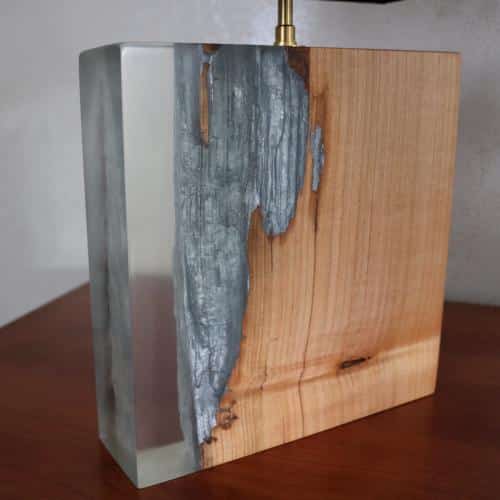lampe en bois de merisier, résine epoxy transparente et feuilles d'argent sur la tranche