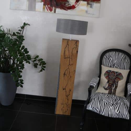 lampe en chêne, résine époxy bleue phosphorescente et gravures de Lichtenberg