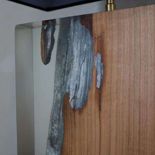 lampe en bois de merisier, résine epoxy transparente et feuilles d'argent sur la tranche