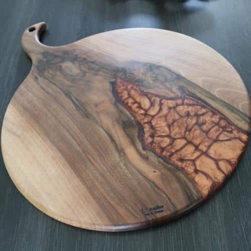 planche de présentation à fromages en noyer résine époxy cuivre ronde