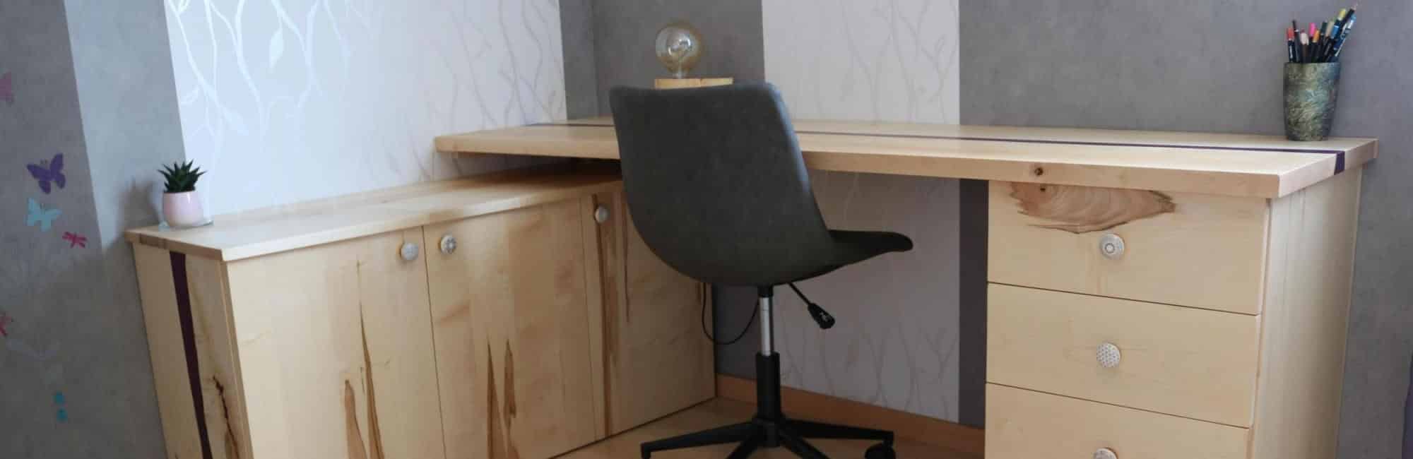 bureau en bois et résine époxy violette