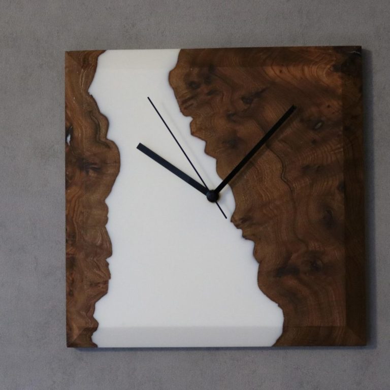 Montre en loupe d'orm résine époxy blanche