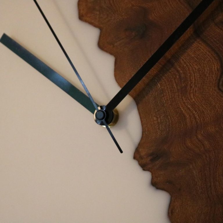 Montre en loupe d'orm résine époxy blanche