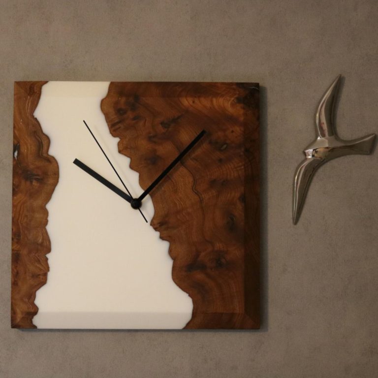 Montre en loupe d'orm résine époxy blanche