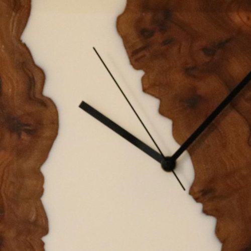 Montre en loupe d'orm résine époxy blanche