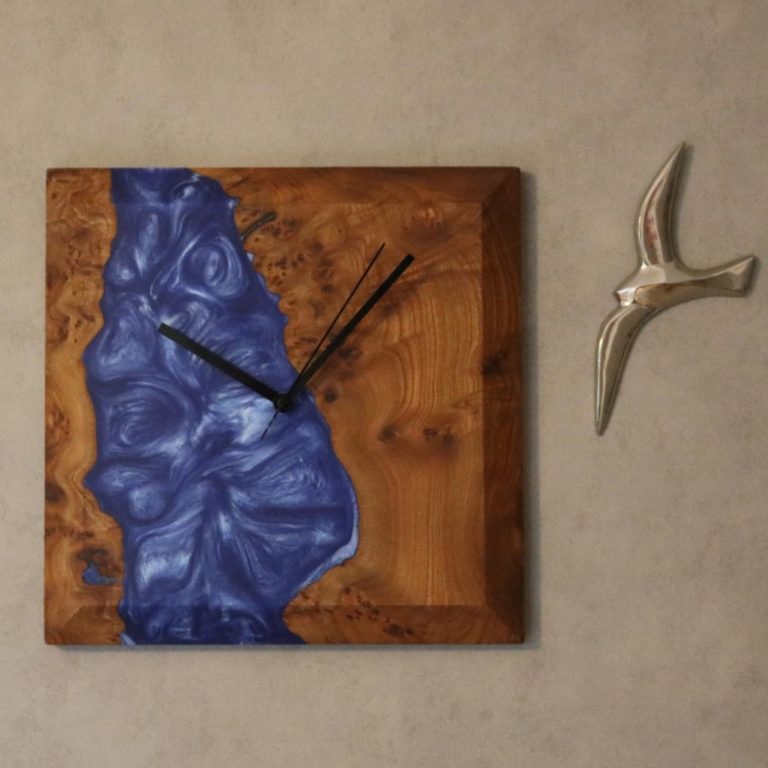 Montre en loupe d'orme résine époxy bleue