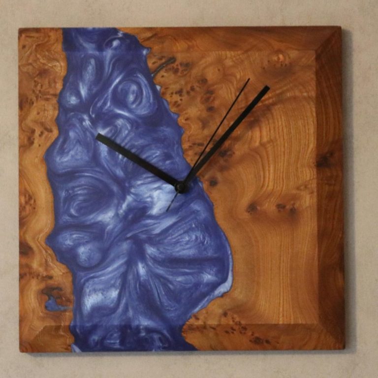 Montre en loupe d'orme résine époxy bleue