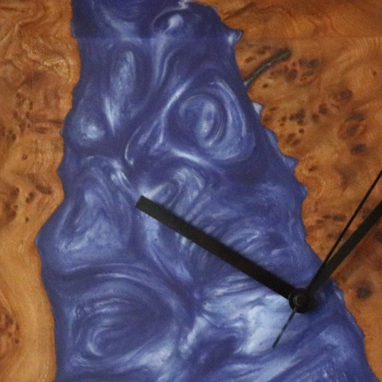 Montre en loupe d'orme résine époxy bleue