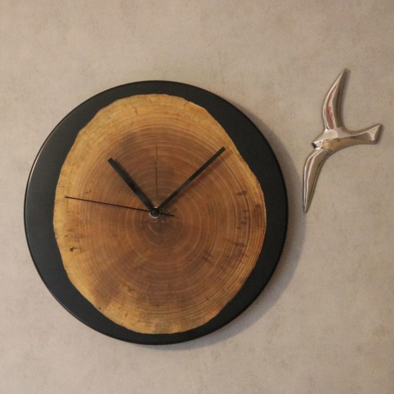 Montre en noyer résine époxy noire