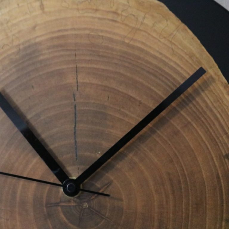 Montre en noyer résine époxy noire