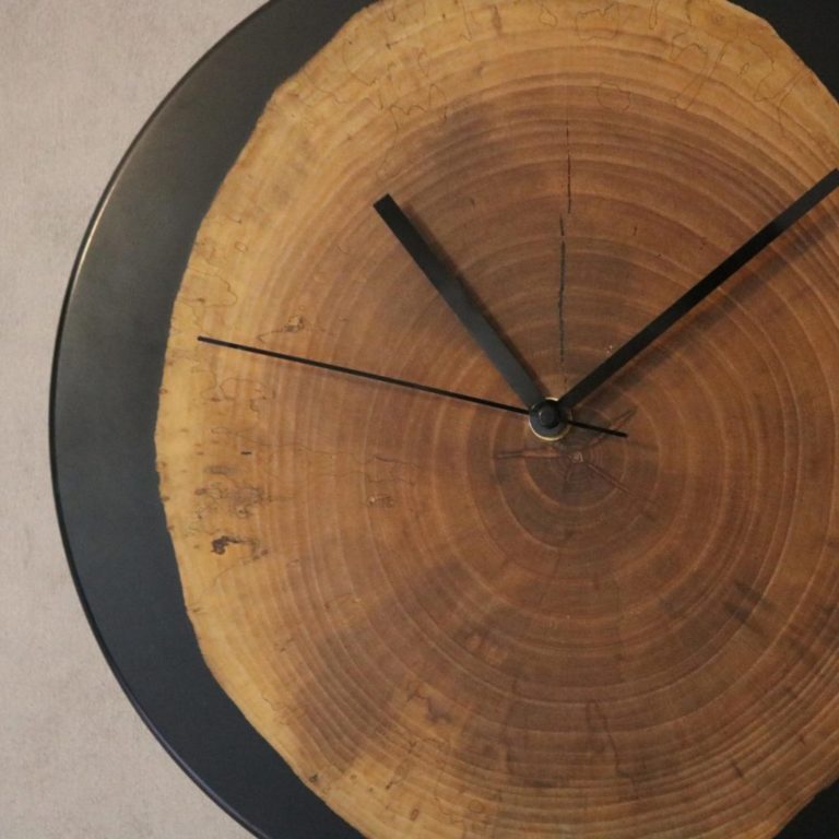 Montre en loupe d'orme résine époxy bleue