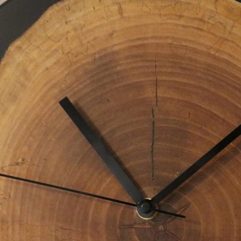 Montre en noyer résine époxy noire