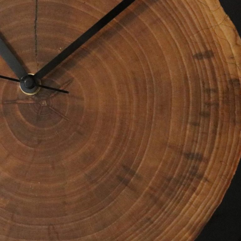 Montre en noyer résine époxy noire