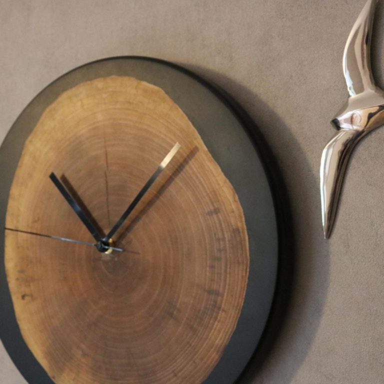 Montre en noyer résine époxy noire